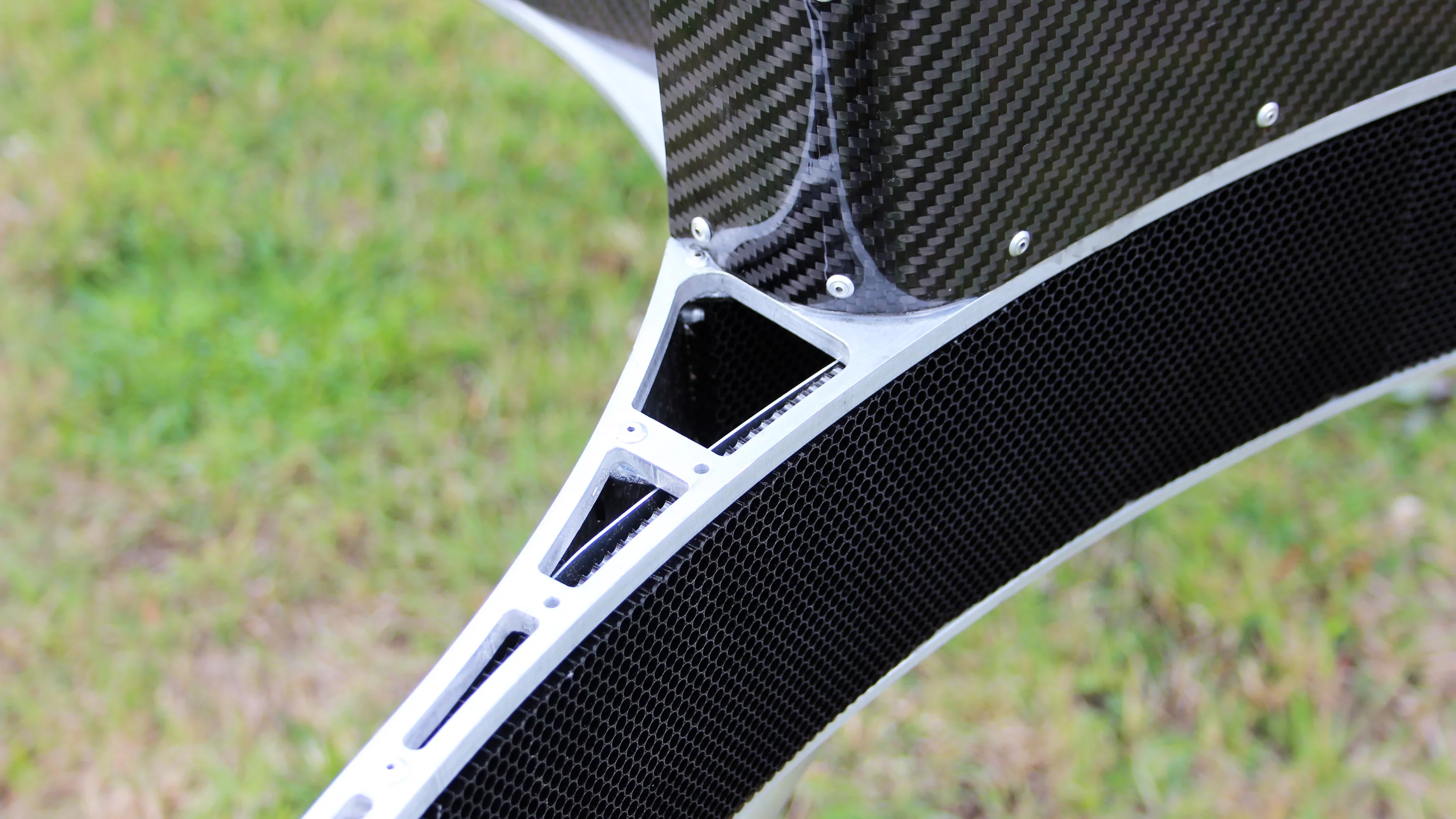 The inside of the circular, protective blade housing is filled with UV-stabilized polycarbonate (Photo: Chris Wood/Gizmag)