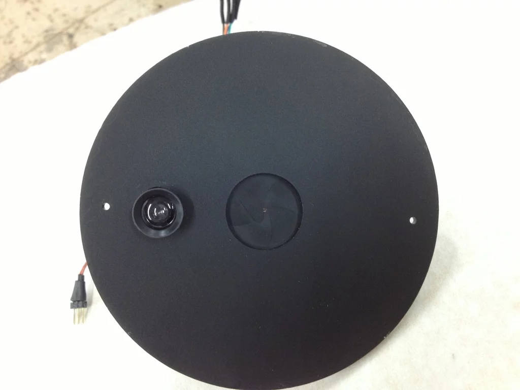 Pinokio's face plate contains a camera, microphone, and a halogen bulb (hidden behind a mechanical iris)