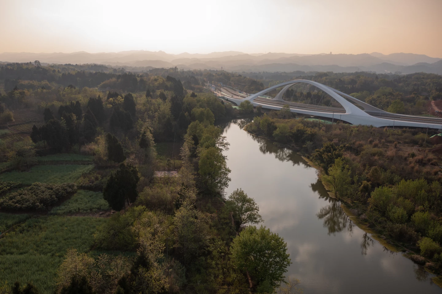 The Chengdu West First Bridge is not straight but instead curves gently to one side as it passes over the river