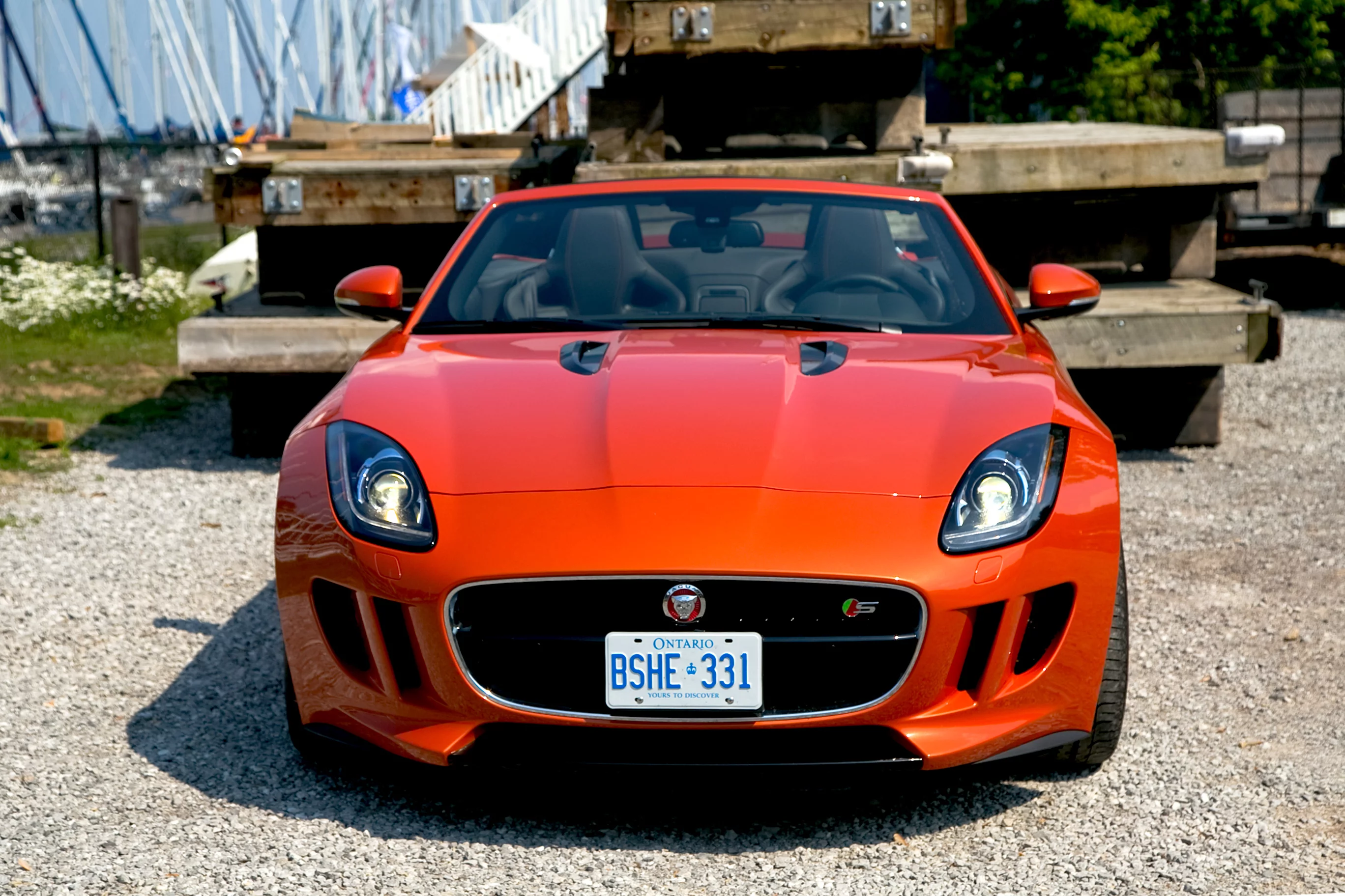 The F-type's wide stance and shortish wheelbase give it remarkably impressive handling abilities (Photo: Angus MacKenzie/Gizmag.com)