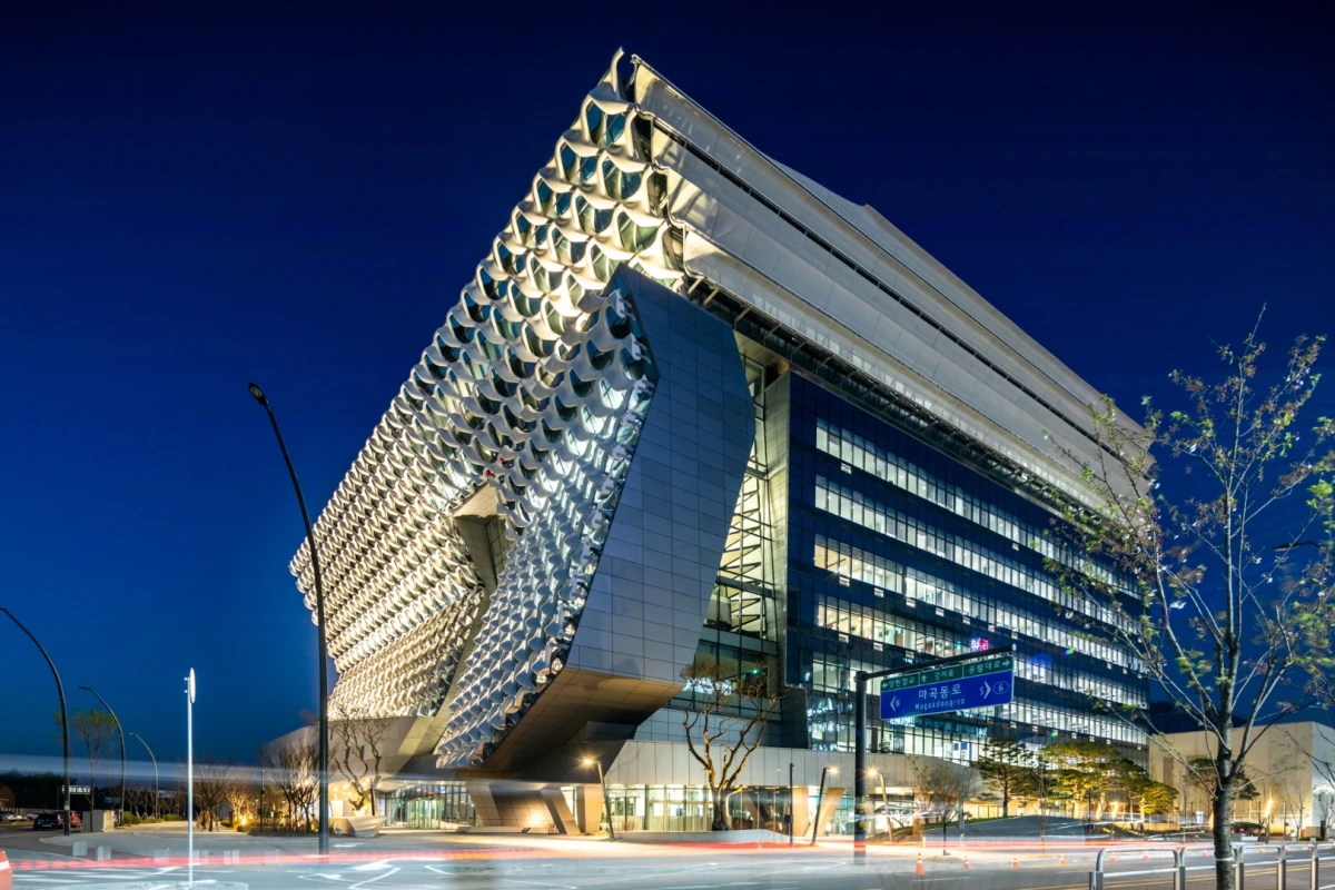 The Kolon One & Only Tower would be a fairly standard-looking building, if not for its remarkable west-facing facade