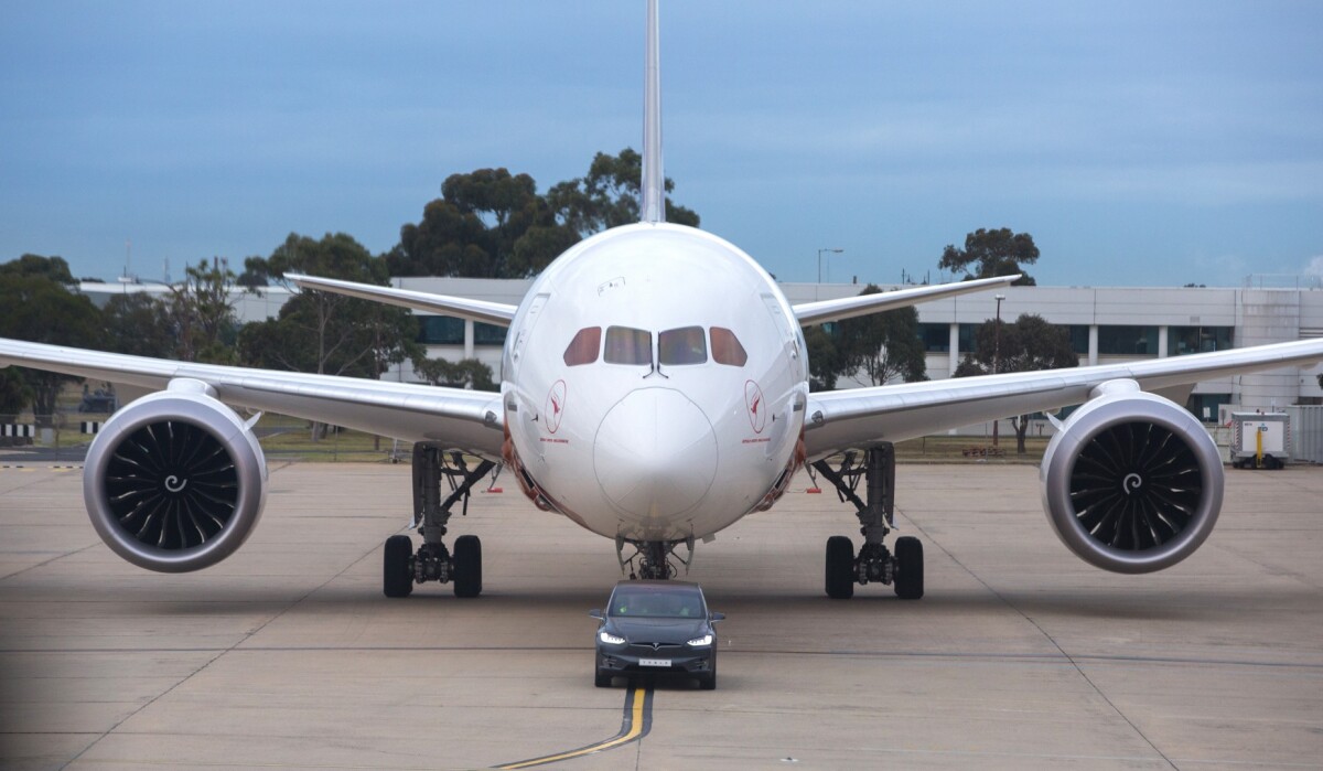 A Tesla Model X P100D covered almost 300 m (1,000 ft) while dragging the Boeing 787-9 Dreamliner along for the ride