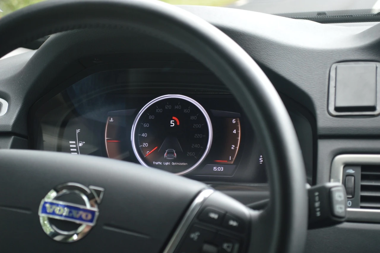 Volvo's Car 2 Car communication system shows a countdown to the lights changing (Photo: Gizmag)