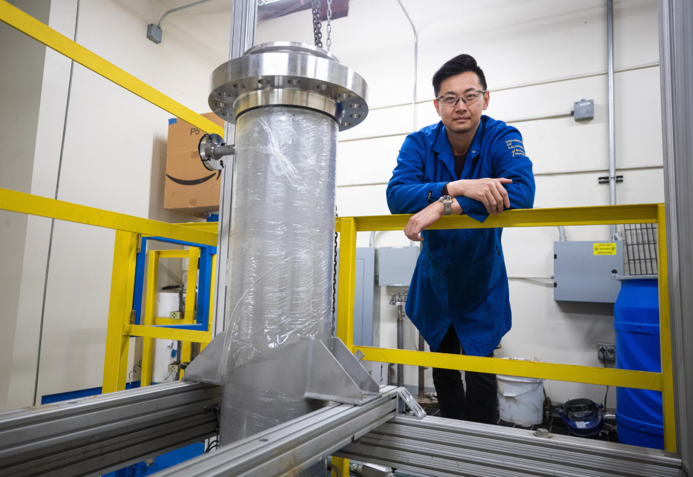 El profesor asociado de investigación Charles Kai con el reactor CELF de 20 galones recién instalado que se utilizará en el proyecto de ampliación de la tecnología de biorrefinería CELF.