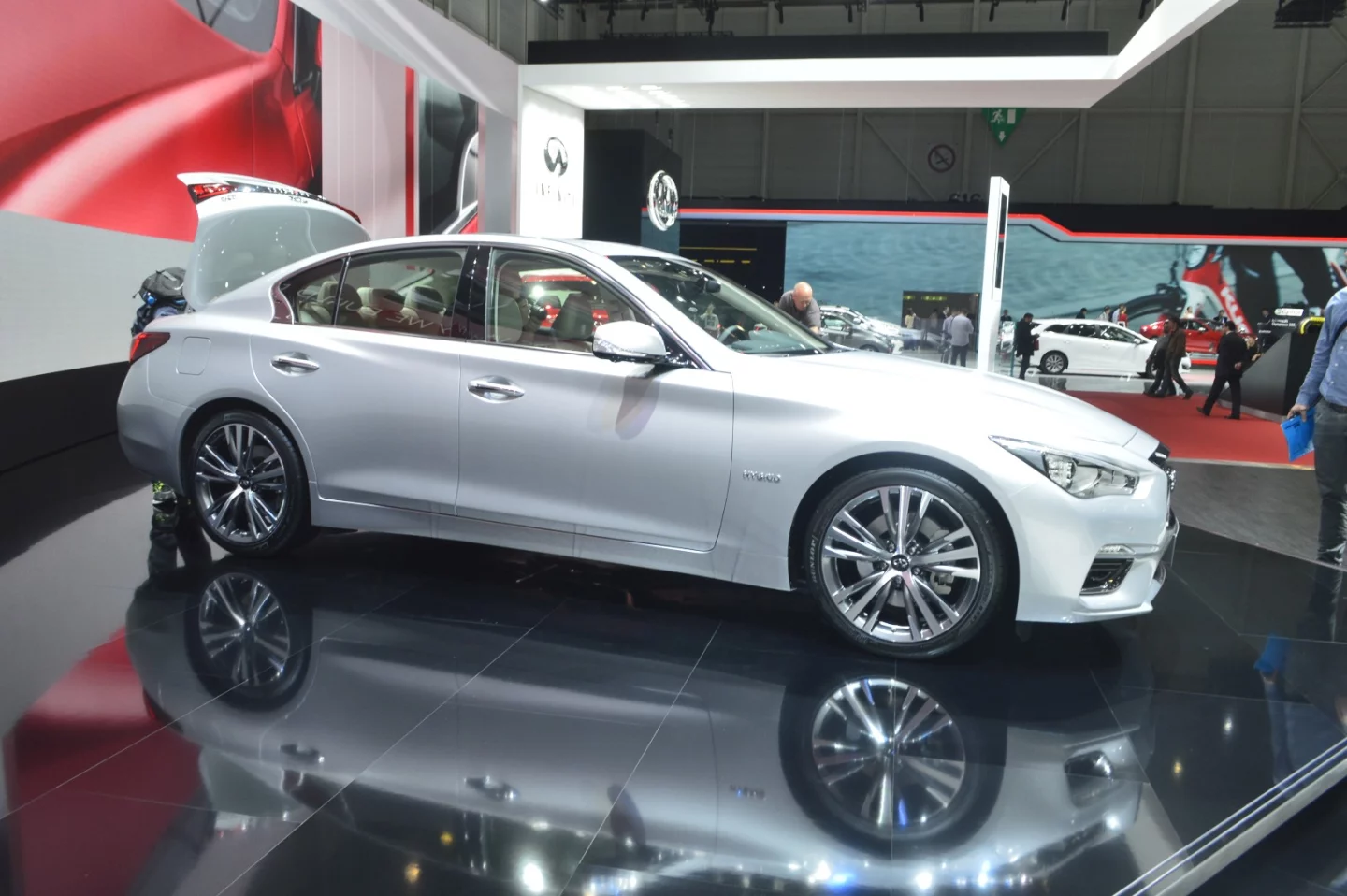 The first two trim levels of the 2018 Infiniti Q50 will have a choice of a 3.0-liter turbocharged V6, a turbocharged 2.0-liter four-cylinder, and a hybrid powertrain