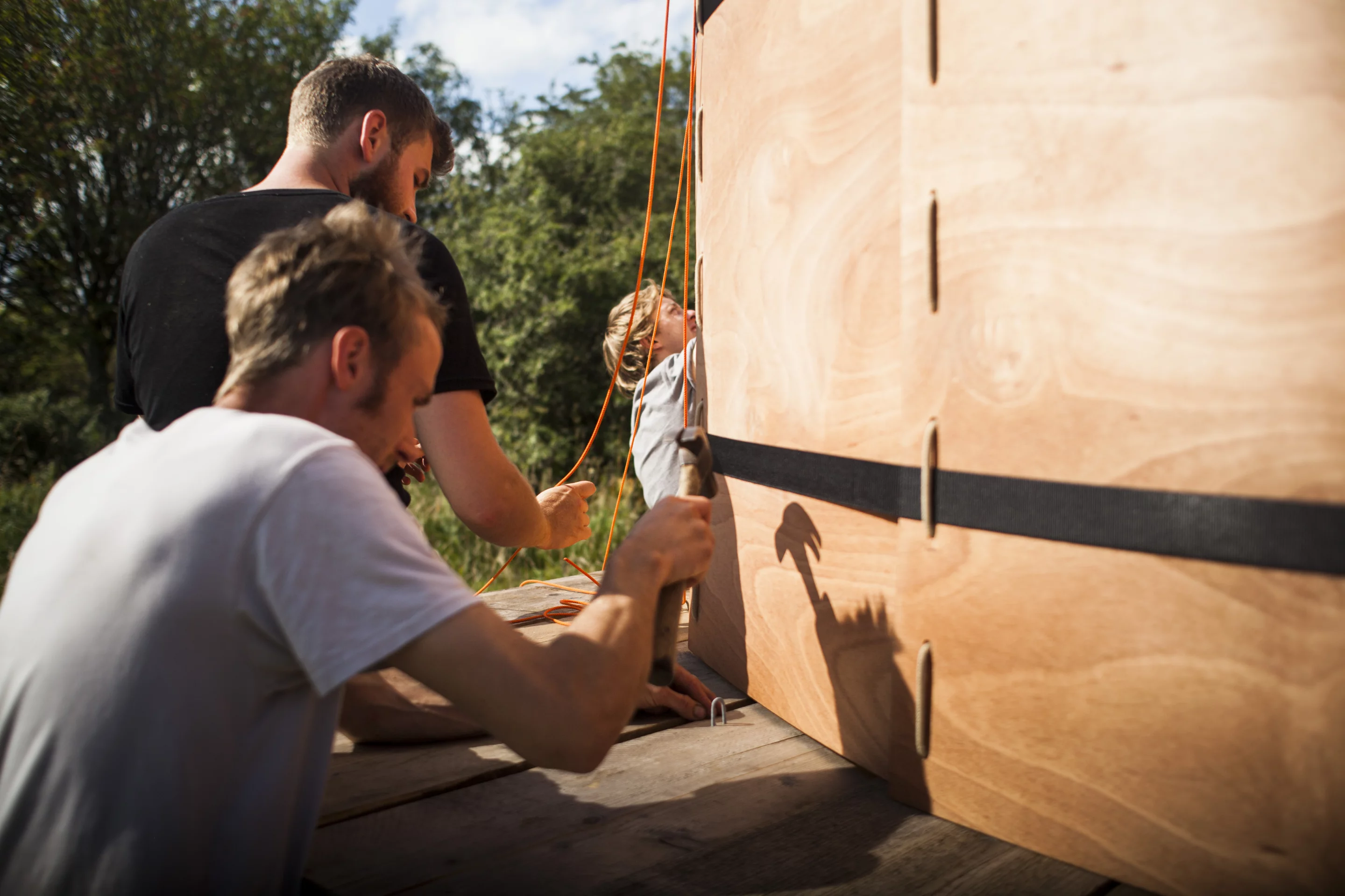 When folded, the Jero measures 1.2 x 08. x 0.5 m (3.9 x 2.6 x 1.64 ft), so should be easily transportable in most cars