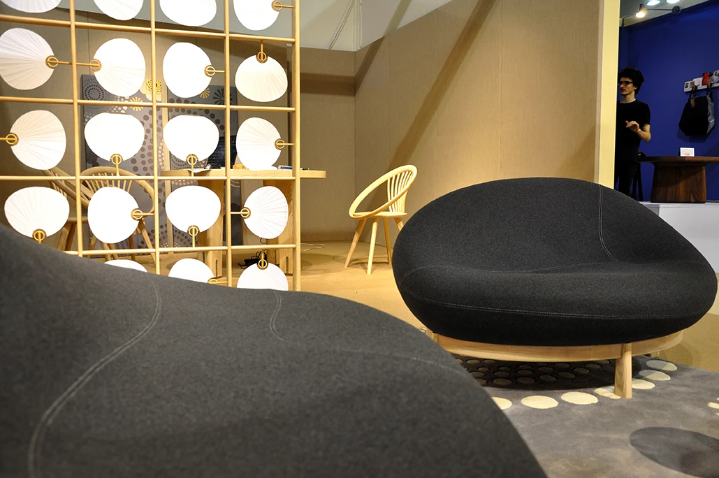 Pebble-inspired sofa and armchair (Photo: Edoardo Campanale/Gizmag.com)