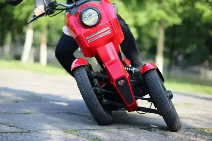 The Doohan EV3 uses tilting front wheels to avoid toppling over