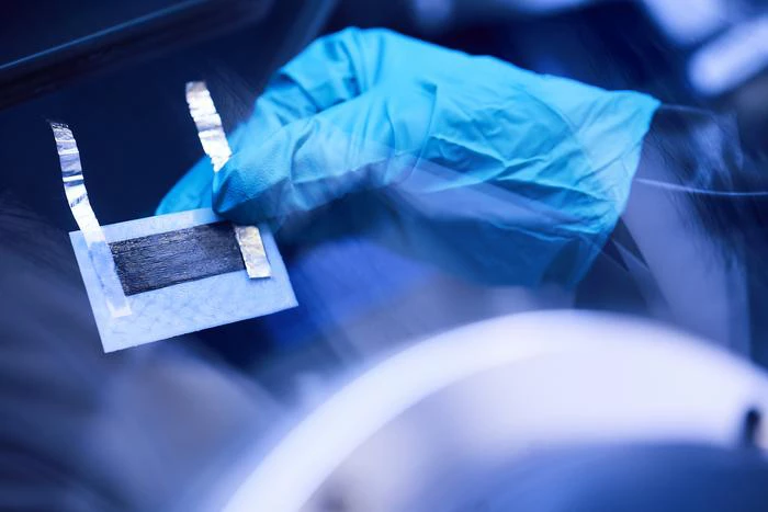 Carbon fiber features in both the positive and negative electrodes of this battery design