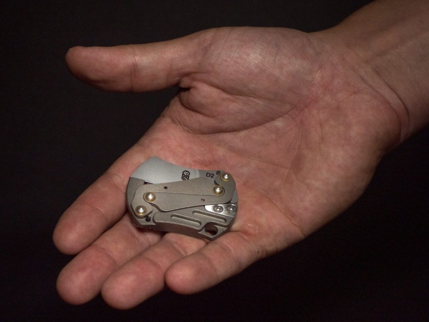 Tiny Lyra knife uses clever folding linkage to stretch out for a four