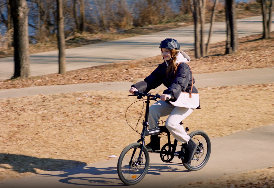 El casco Raba está diseñado específicamente para los transportistas de movilidad personal