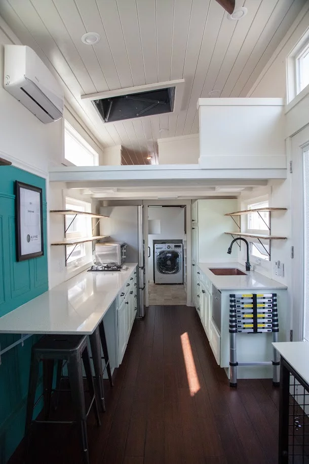 El Gato is based on a 30 ft (9.1 m)-long trailer but its gooseneck section brings the total length to 37 ft (11.2 m)