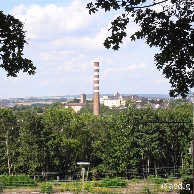 Five flexible reflective strips have been wrapped around the chimney, creating the impression that the stack is broken by the sky (Photo: asdfg)