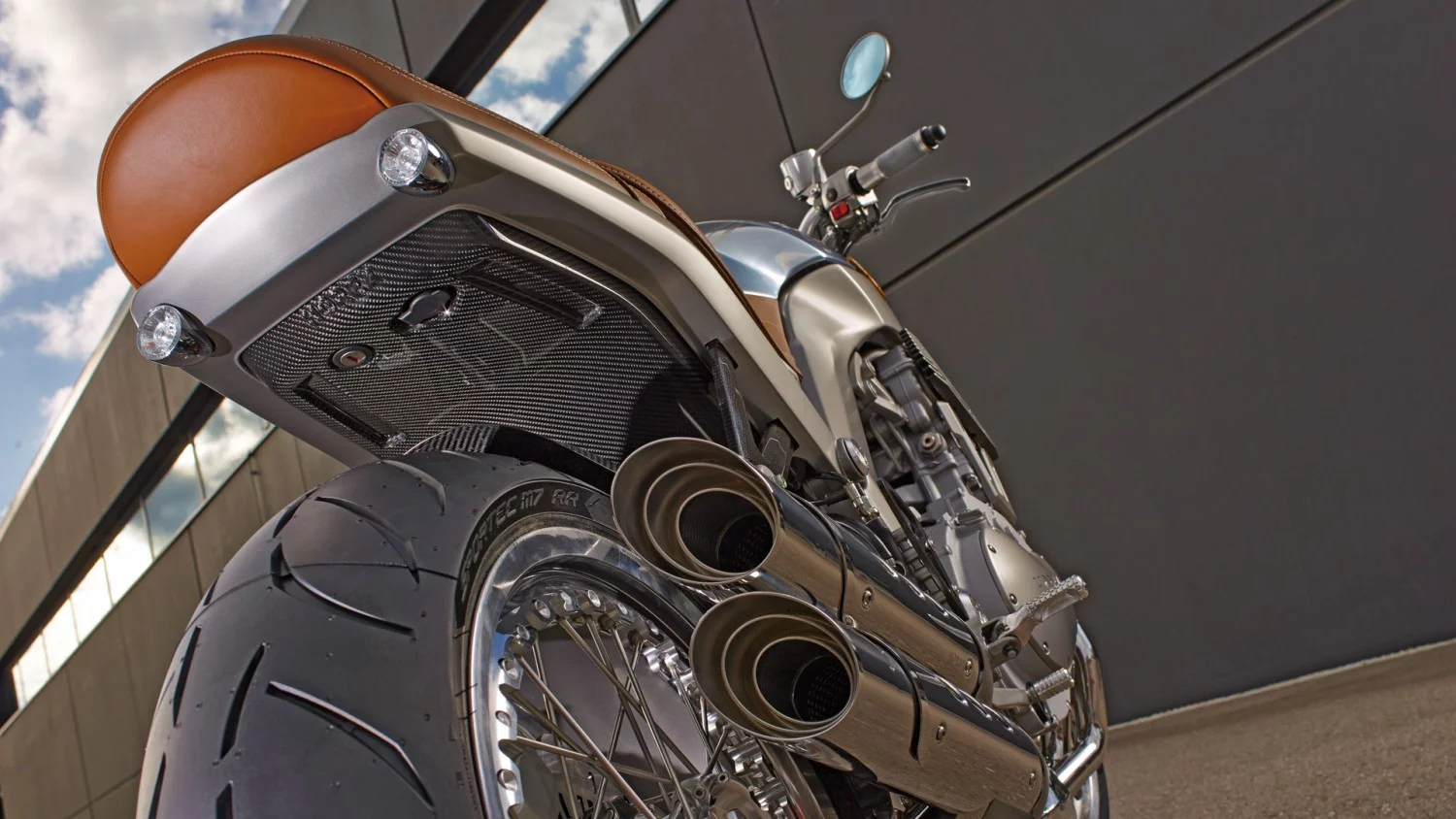 The slash-cut pipes do not distract the view to the single-sided swingarm