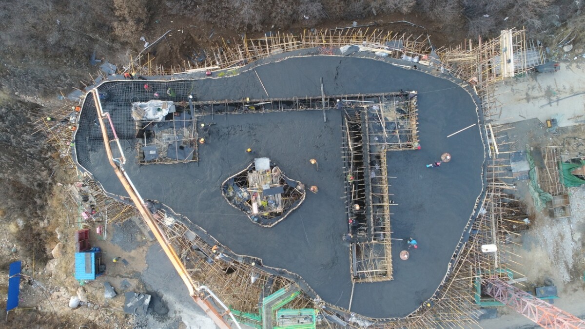 The construction of the Chapel of Sound's roof involved 24 hours of pouring concrete non-stop, with workers working in shifts until the sun rose the next morning