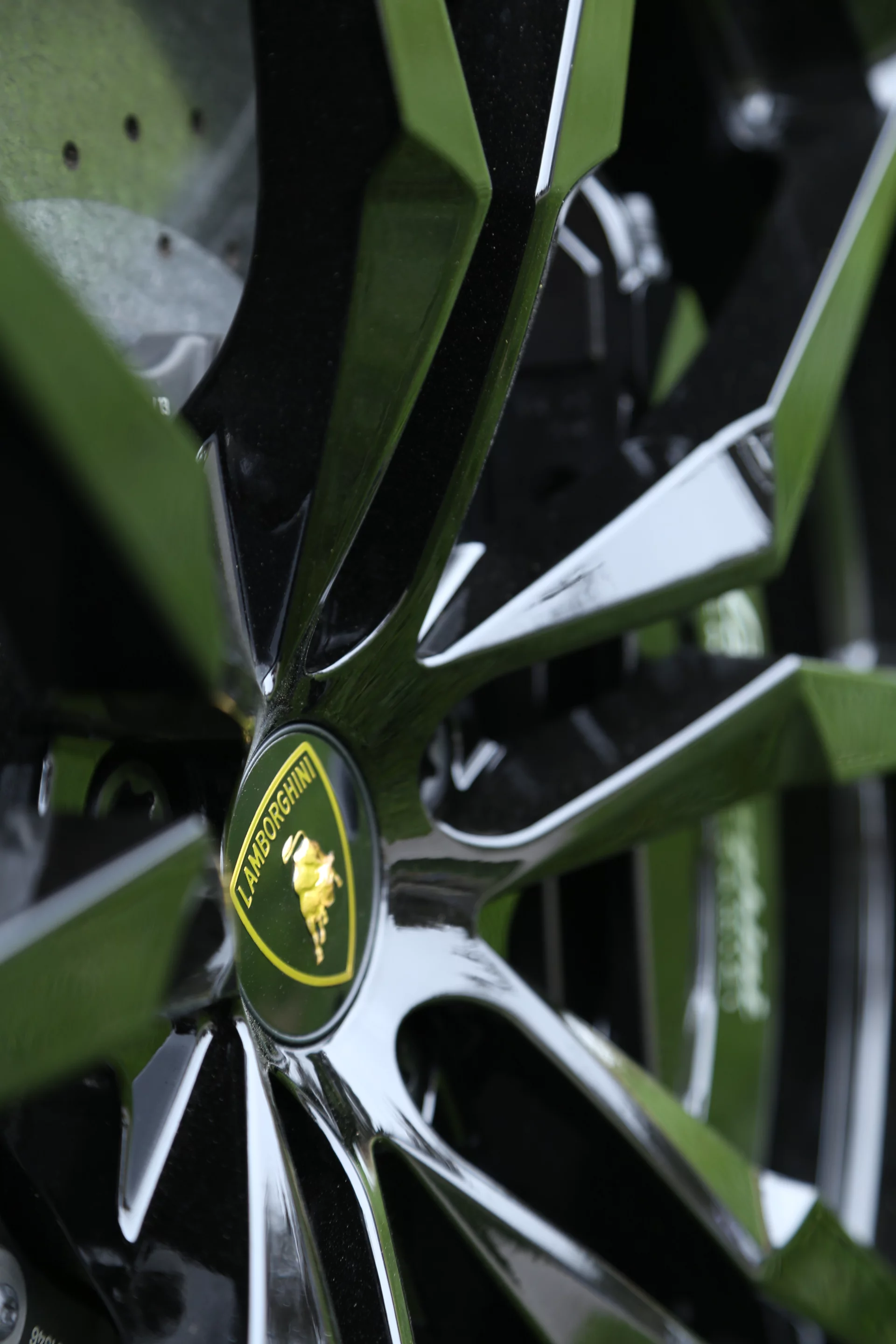 Limited edition wheels are part of the standard package for the anniversary Aventador (Photo: Angus MacKenzie/Gizmag.com)