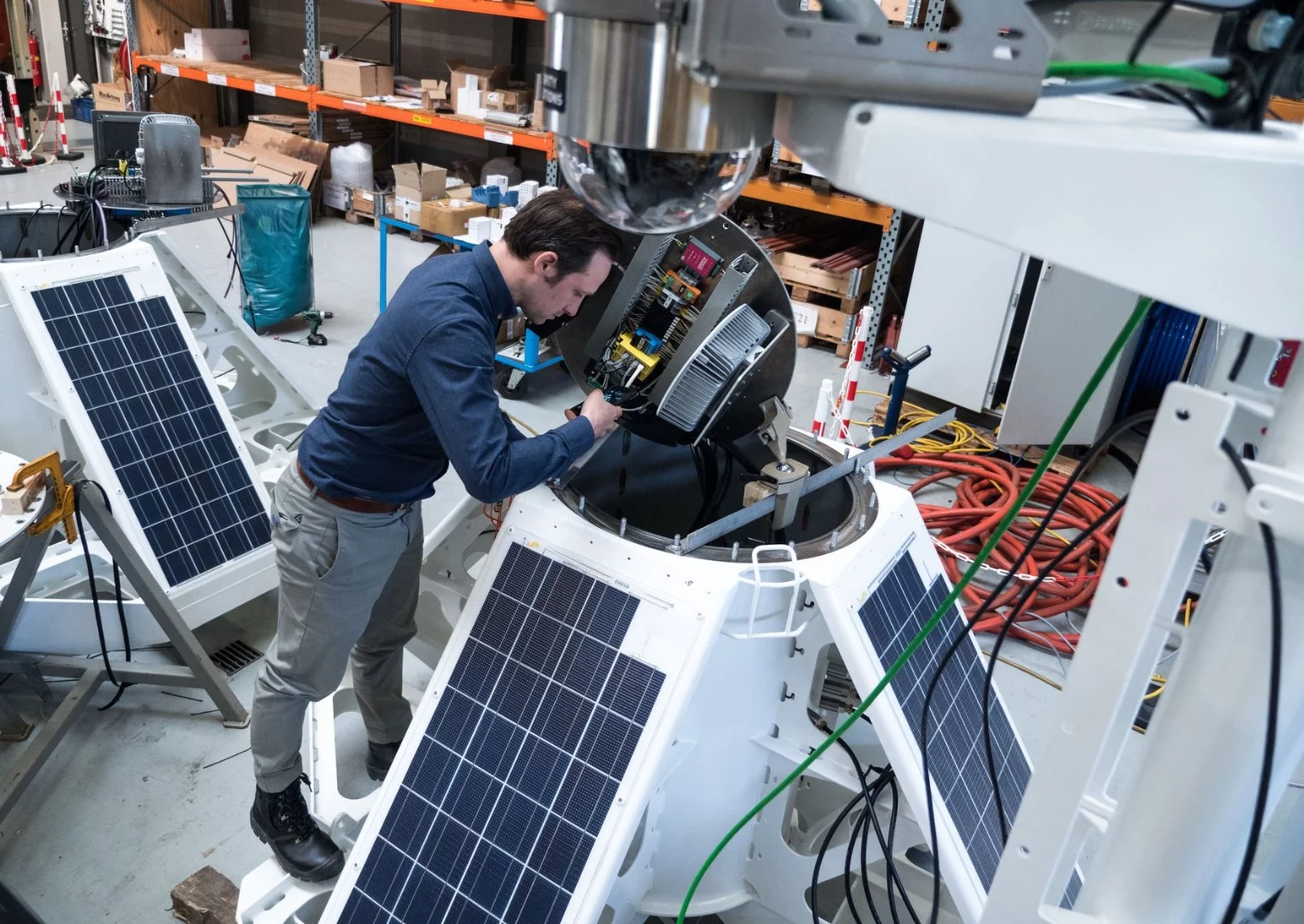 All electronics of the Ocean Cleanup’s system, such as sensors, cameras, lights, navigation modules and satellite antennas, are powered by solar energy