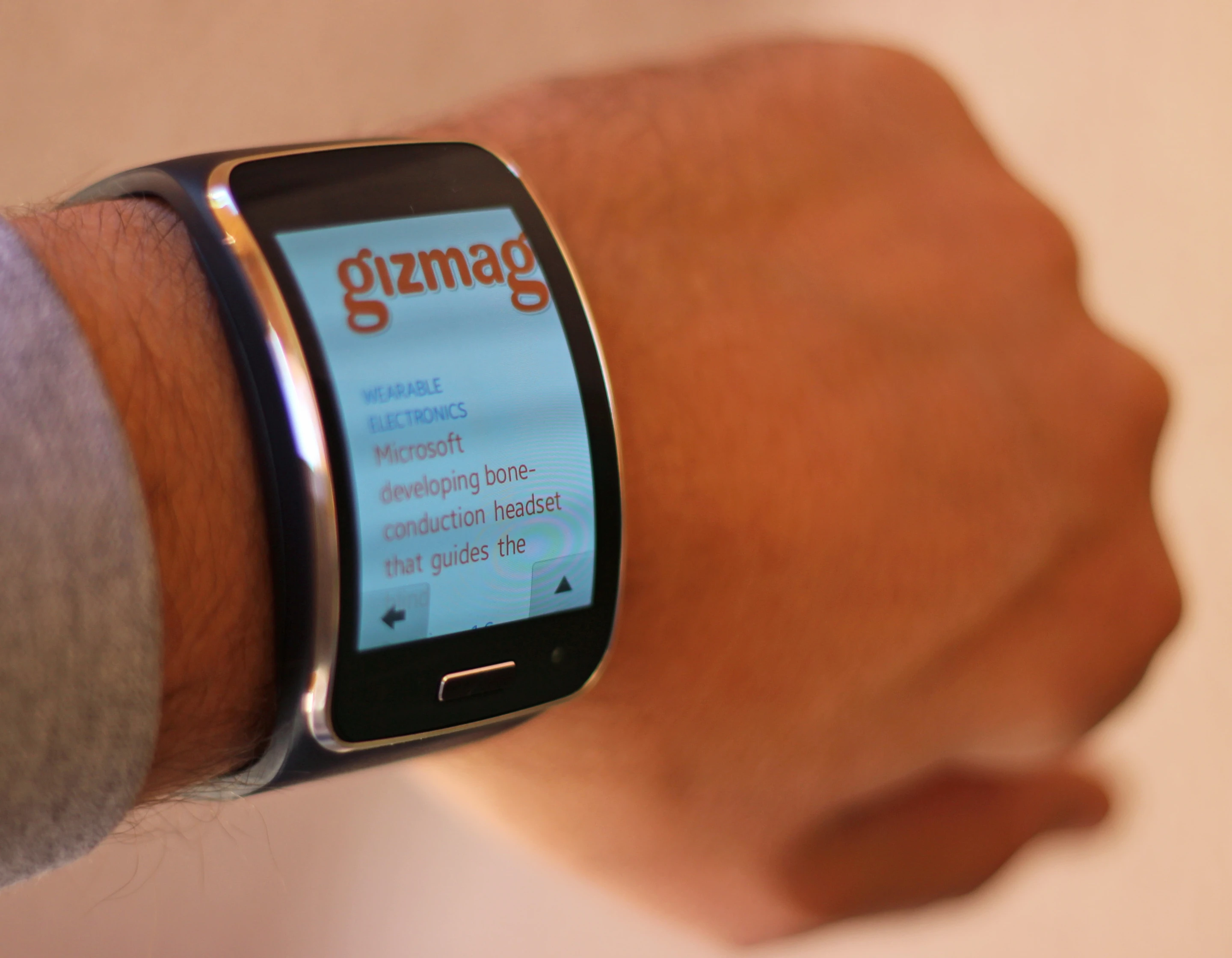 The Gear S has a 2-in curved screen (Photo: Will Shanklin/Gizmag.com)