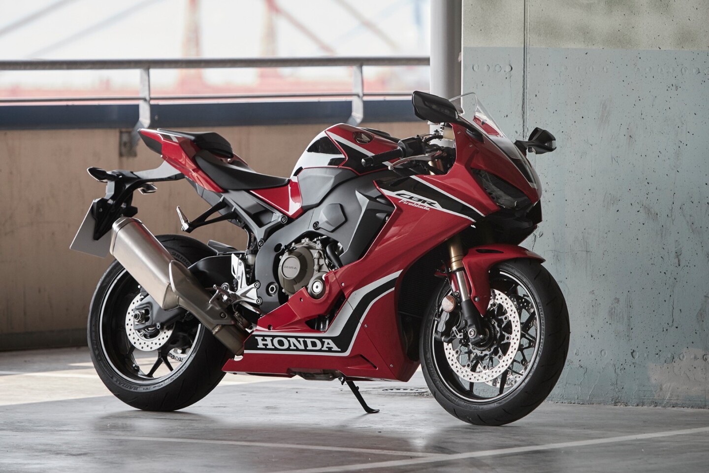 2017 Honda CBR1000RR: titanium fuel tank keeps mass low and central
