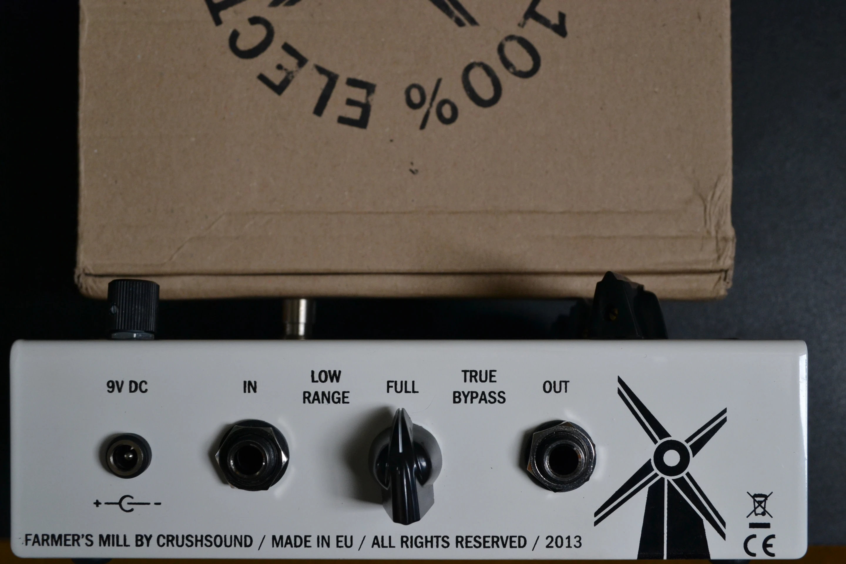 A three-position chicken-head switch sits in the middle, which allows players to completely remove the pedal from the signal chain or select either Full or Low Range modes