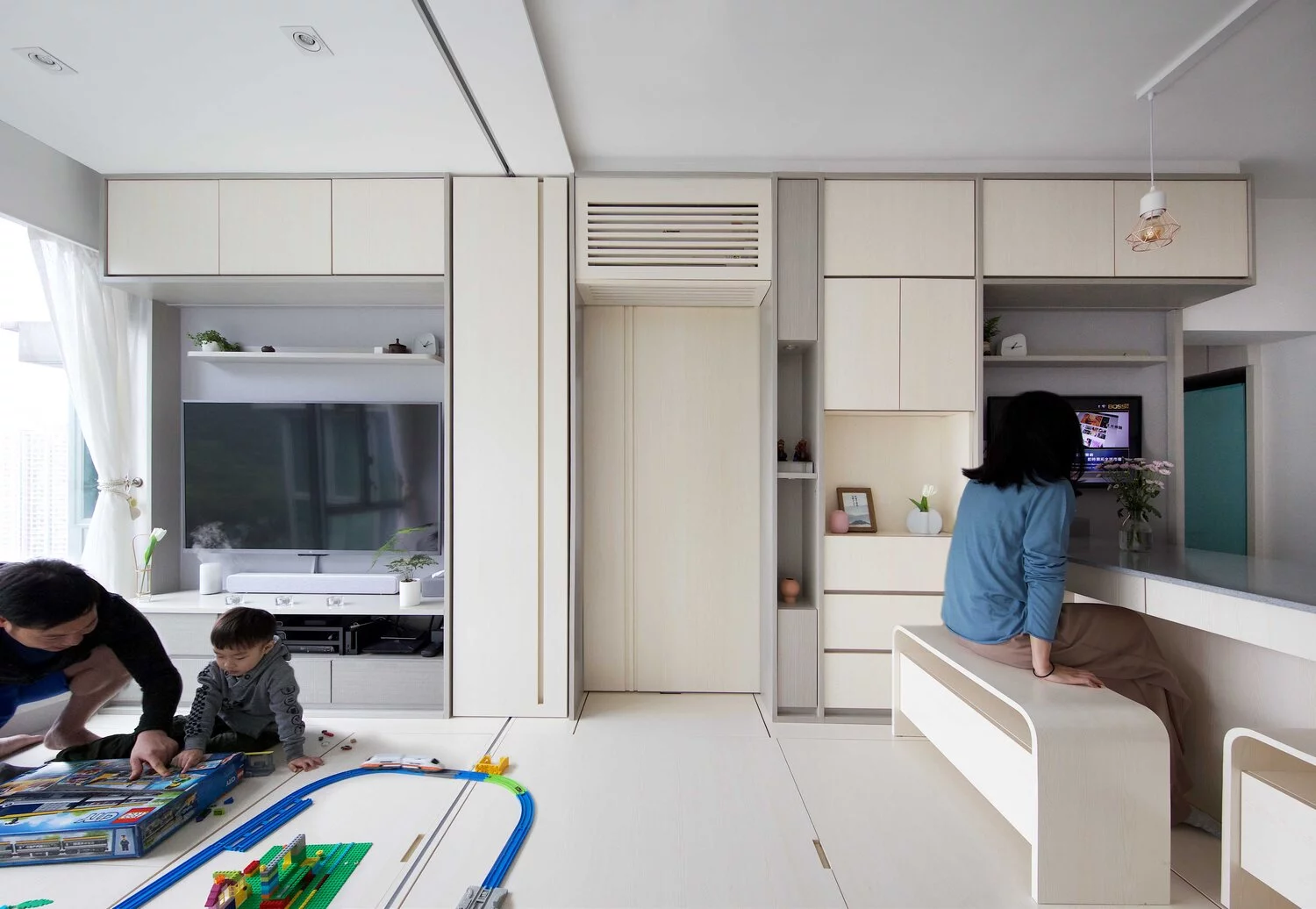 The open living area is ideal for play time, with hidden storage below