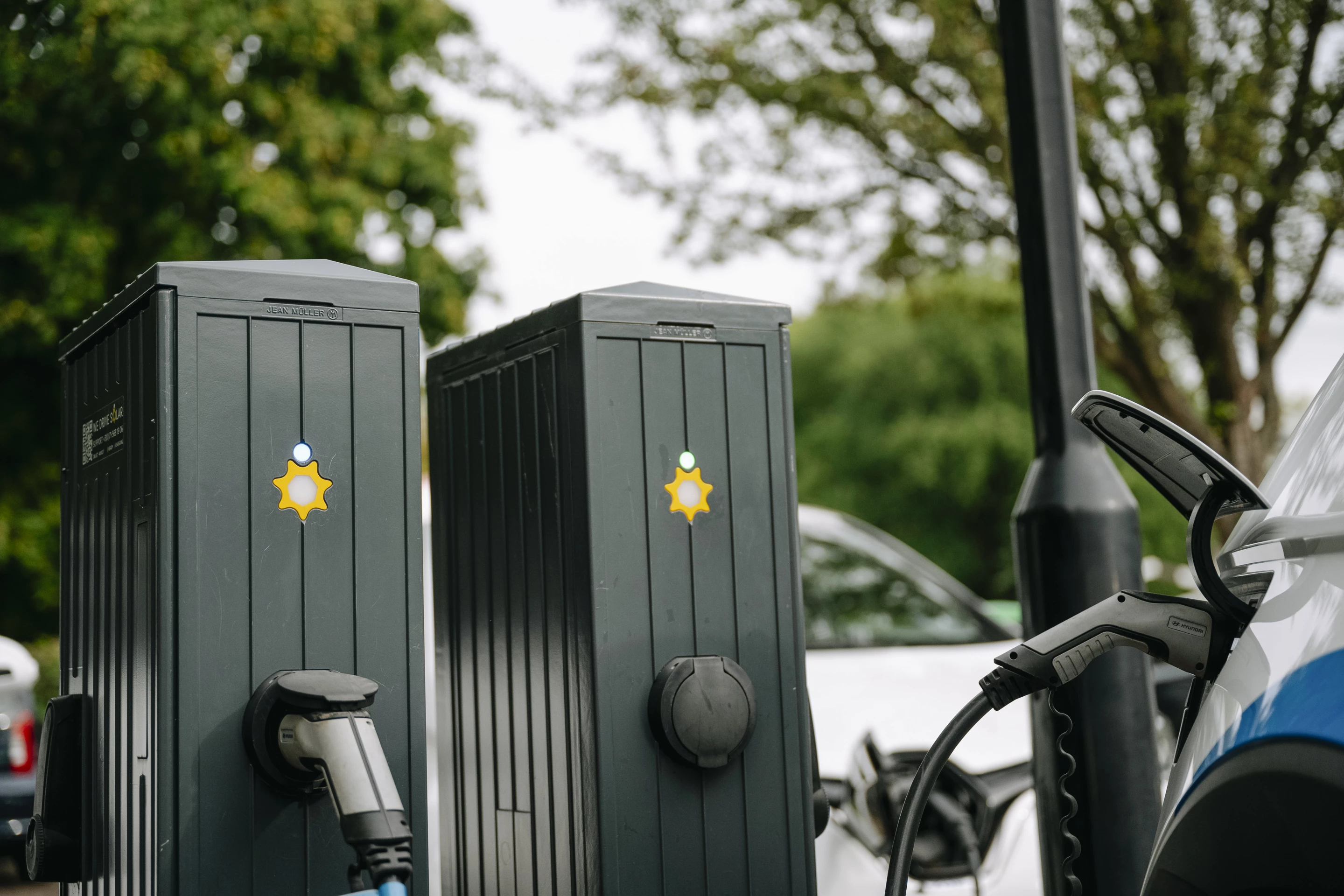 The bidirectional charge stations will use energy from the cars' batteries to smooth out grid demand spikes