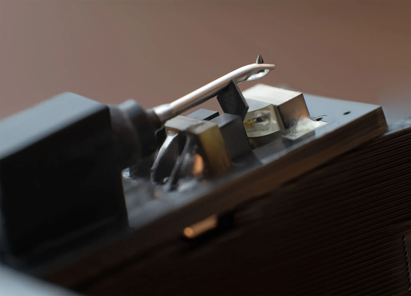 The Wheel 3 employs a diamond stylus, linear tracking and an optical pickup system to register tiny stylus movements and convert them to signal output