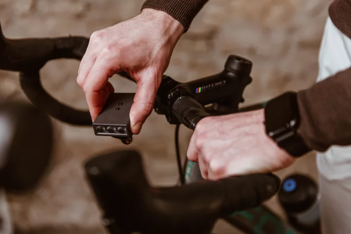 The Focus headlight mounts below the stem via a GoPro-style attachment