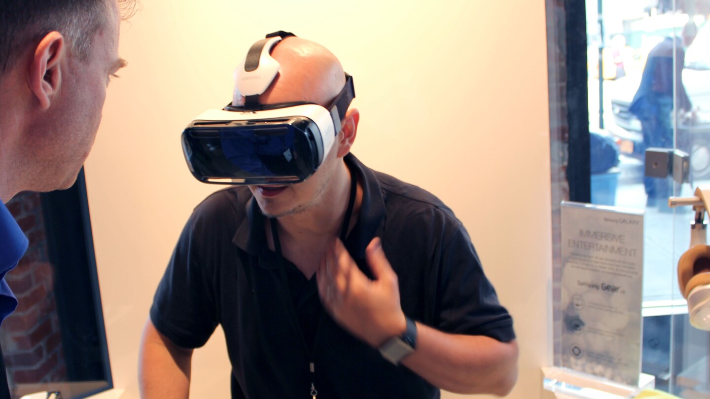 Gizmag goes heads-on with the Gear VR (Photo: Will Shanklin/Gizmag.com)