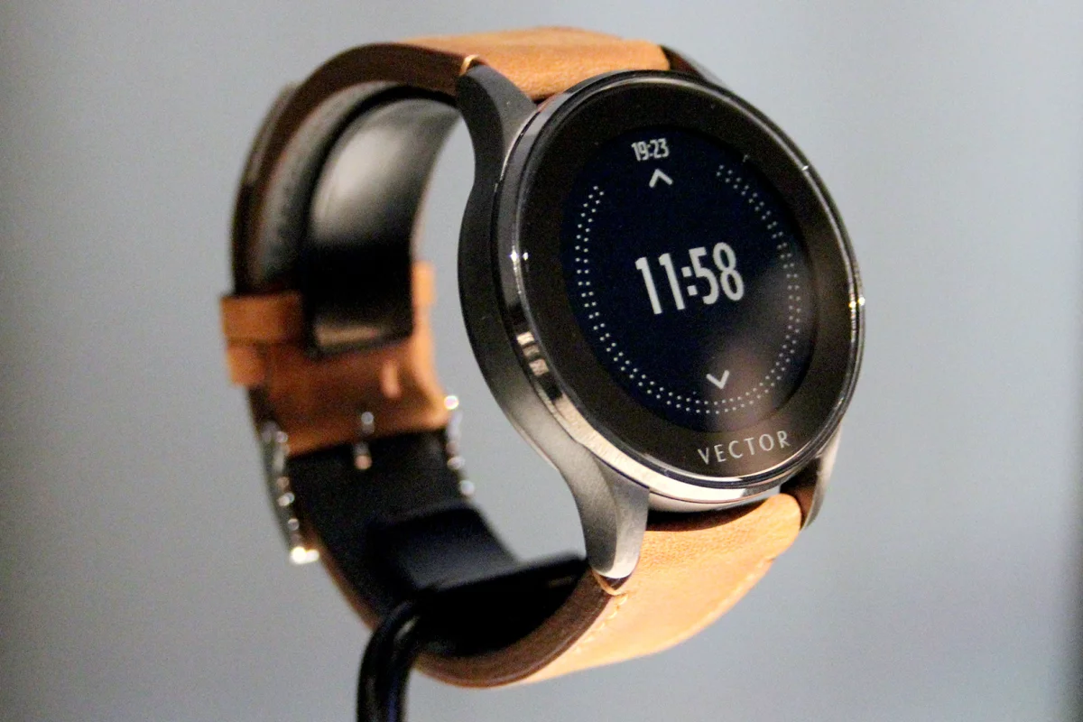 The new smartwatch runs of proprietary software (Image: Chris Wood/Gizmag)