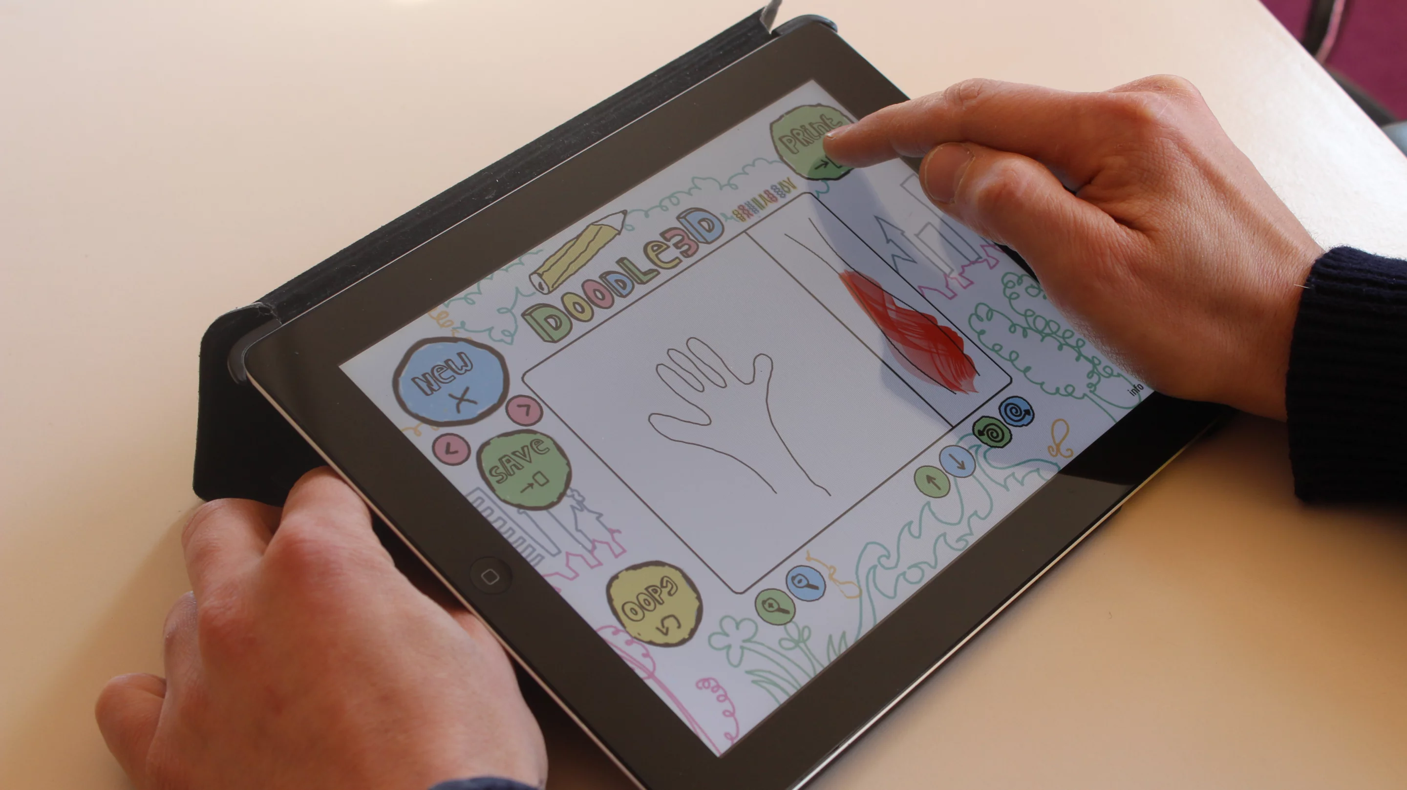 Users first make simple line drawings in the main pane of the drawing program, which will form the basis for the design