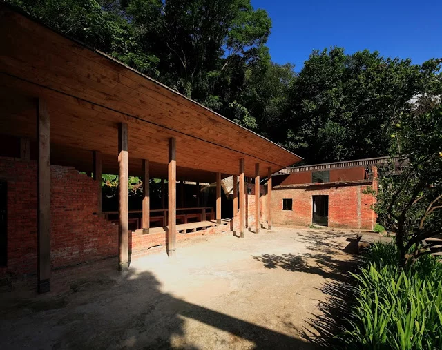 Courtyard of the "ultra ruin" house in Taipei by Casagrande Laboratory (photo: AdDa Zei/Casagrande Laboratory)