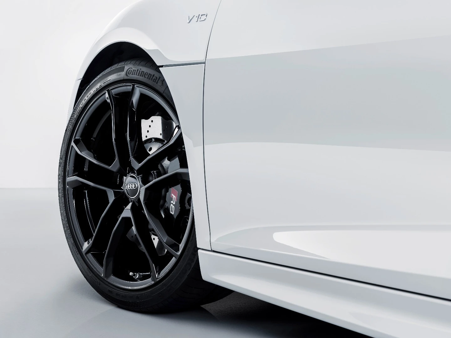 The wheels on the Audi R8 V10 RWS are finished in gloss black