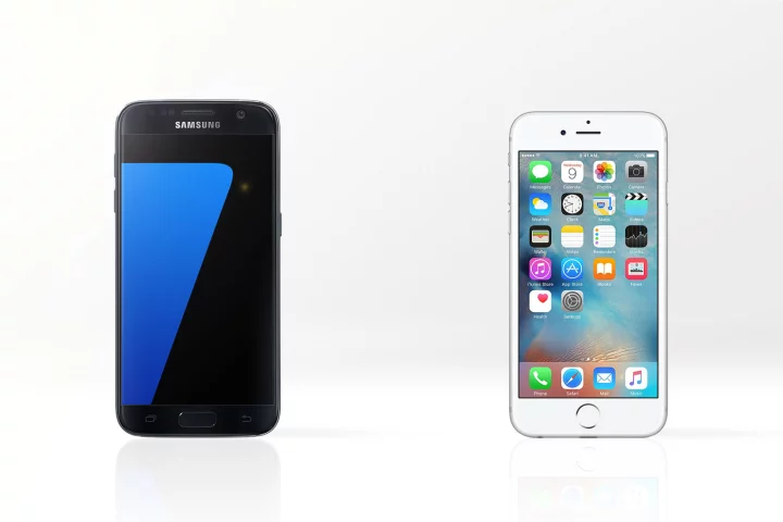 Gizmag compares the features and specs of the Samsung Galaxy S7 (left) and Apple iPhone 6s