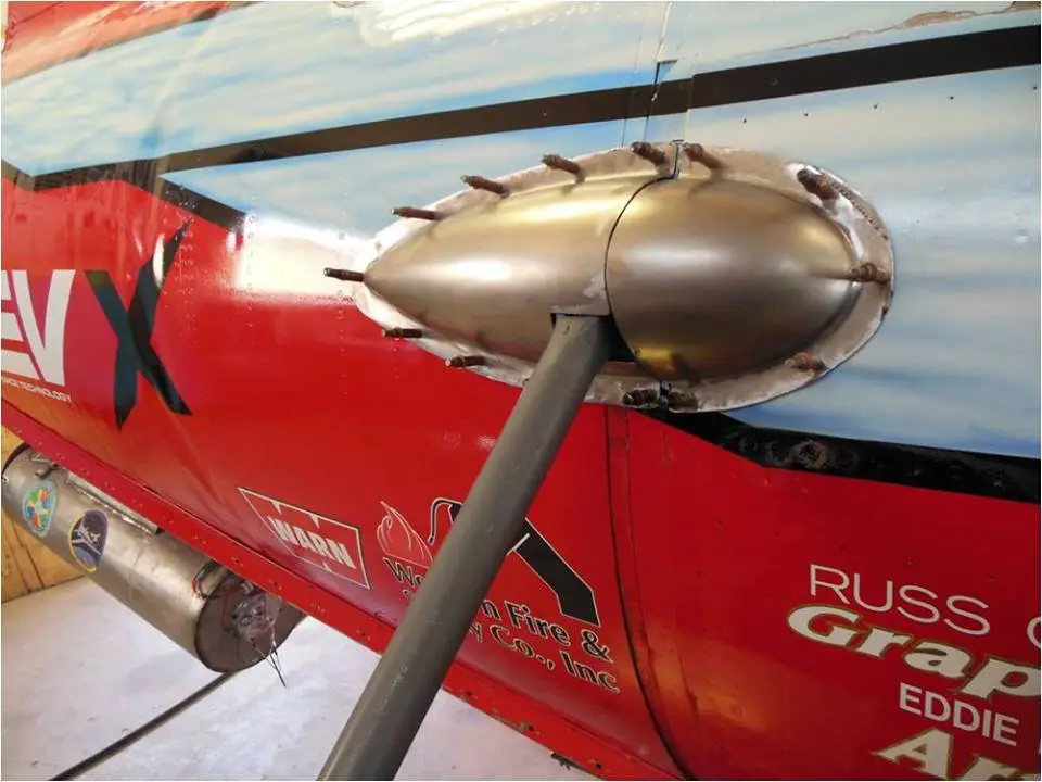 Aluminum wheels on custom designed outriggers replace the Starfighter's wings and rear control surfaces
