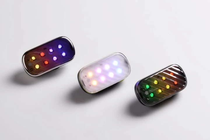 The Fast bike light is equipped with 8 RGB LEDs, a Bluetooth Low Energy connection and a motion sensor
