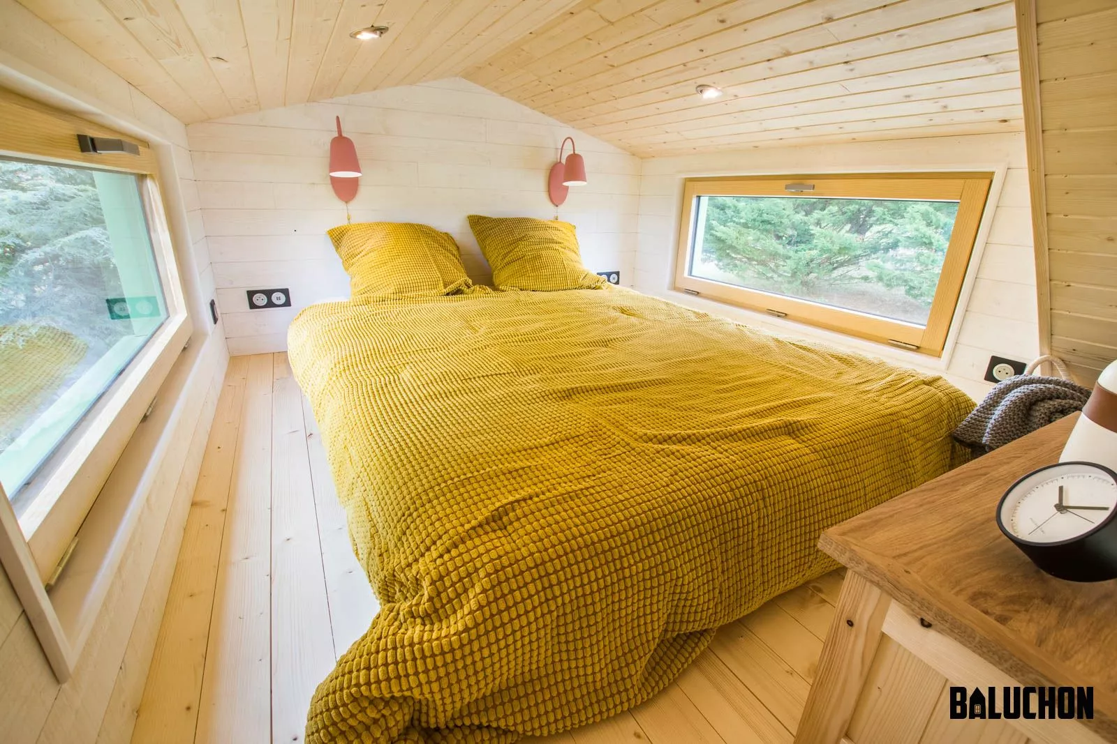 La Mésange Verte's bedroom is a typical tiny house-style bedroom with low ceiling
