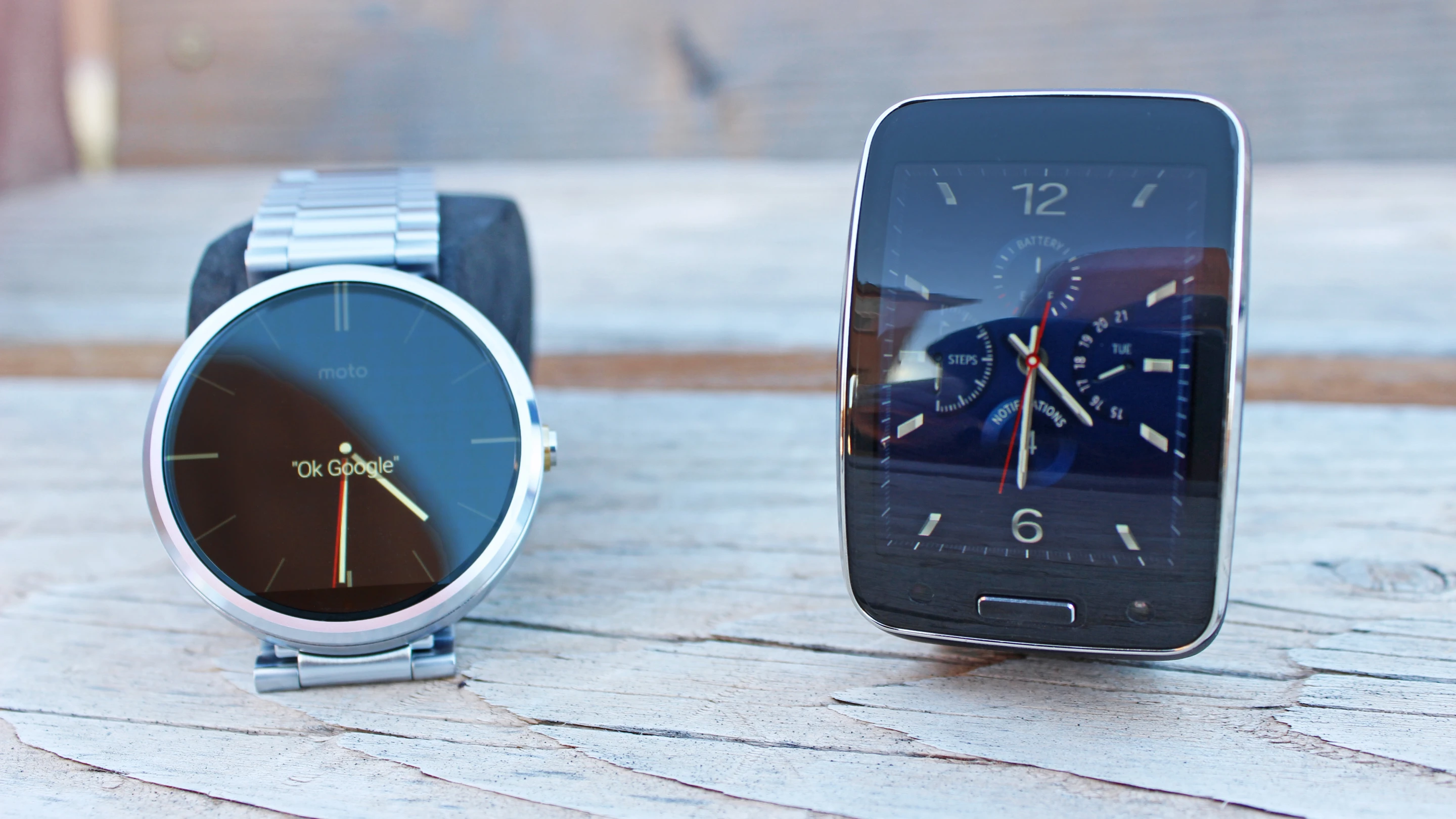 Gizmag goes hands-on to compare the Motorola Moto 360 (left) and Samsung Gear S smartwatches (Photo: Will Shanklin/Gizmag.com)