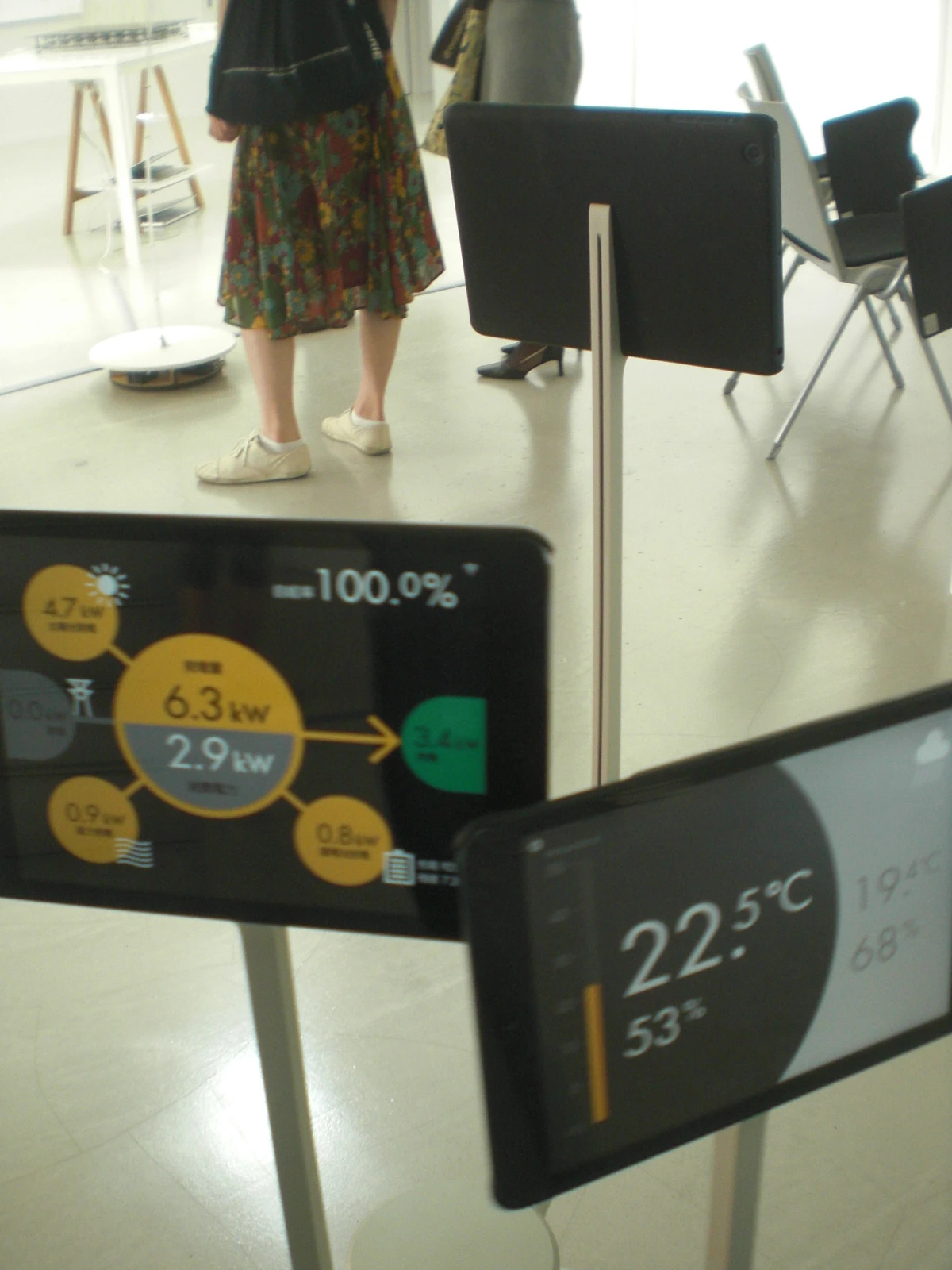 Once you sit down, the Bio-like display recognizes your face and its screens gather together to show your desired websites and information (Photo: Stephen Clemenger/Gizmag.com)