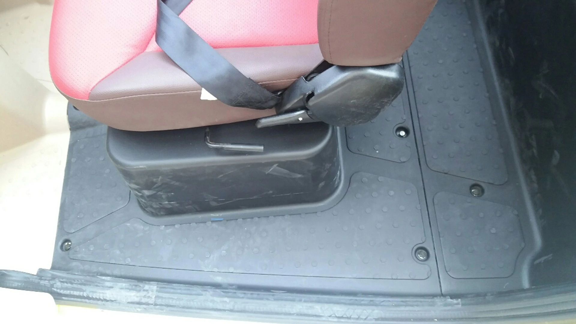 ZEV T3-1 Micro: front seat tilts and slides out of the way to allow access to the rear seats