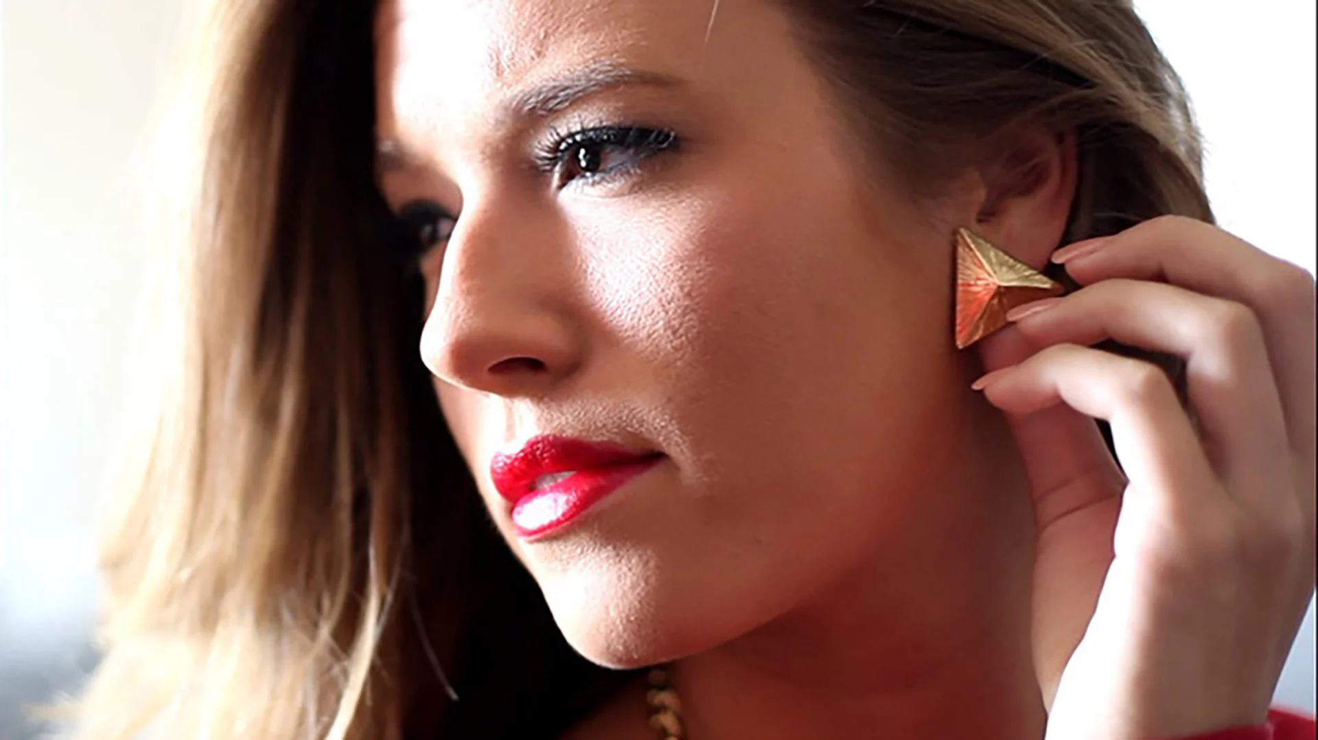 The wearable tracks heart rate by monitoring blood flow in the skin, using an LED and measuring changes in light absorption