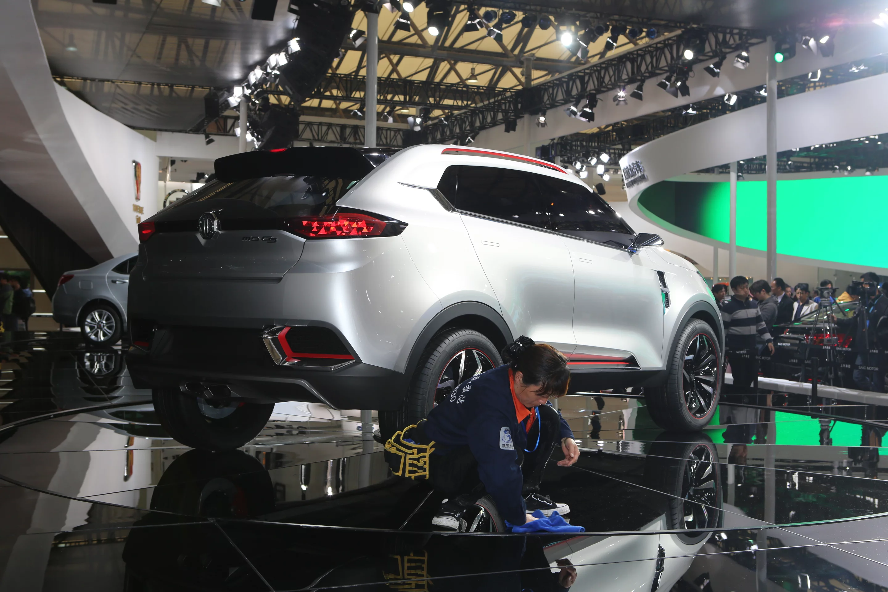 MG CS concept shows clean lines across the horizontal, while a high waistline and narrow glass reminds of Audi's Q5 (Photo: Gizmag.com)
