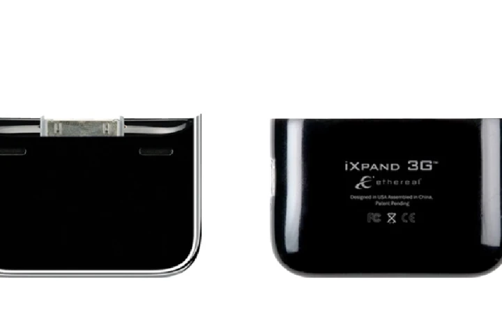 The iXpand 3G iPhone 3G charger snaps into place