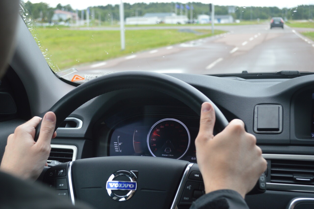 An alert in the dash warns that a car ahead has had to brake suddenly (Photo: Gizmag)
