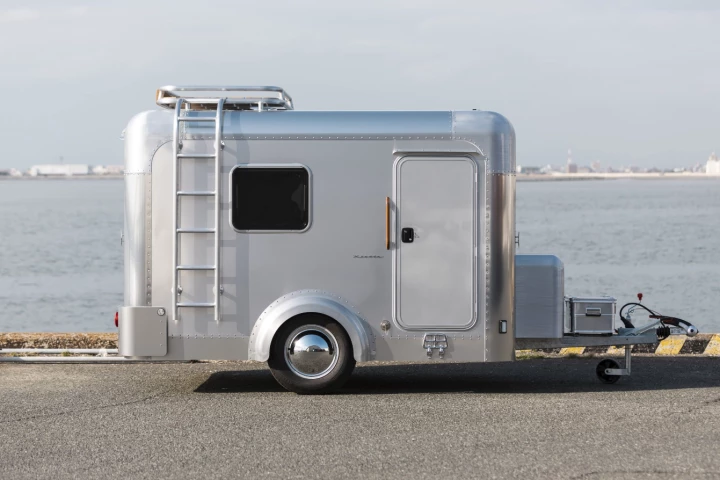 The X-Cabin shares its shape with basic commercial and horse trailers but gets upgraded into a stylish trailer trailer with its polished aluminum skin, windows, baby moon wheels and accessories