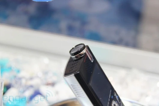 View your video on the DDV-JF1's 2.5in (6.4cm) display or via the built-in pico projector