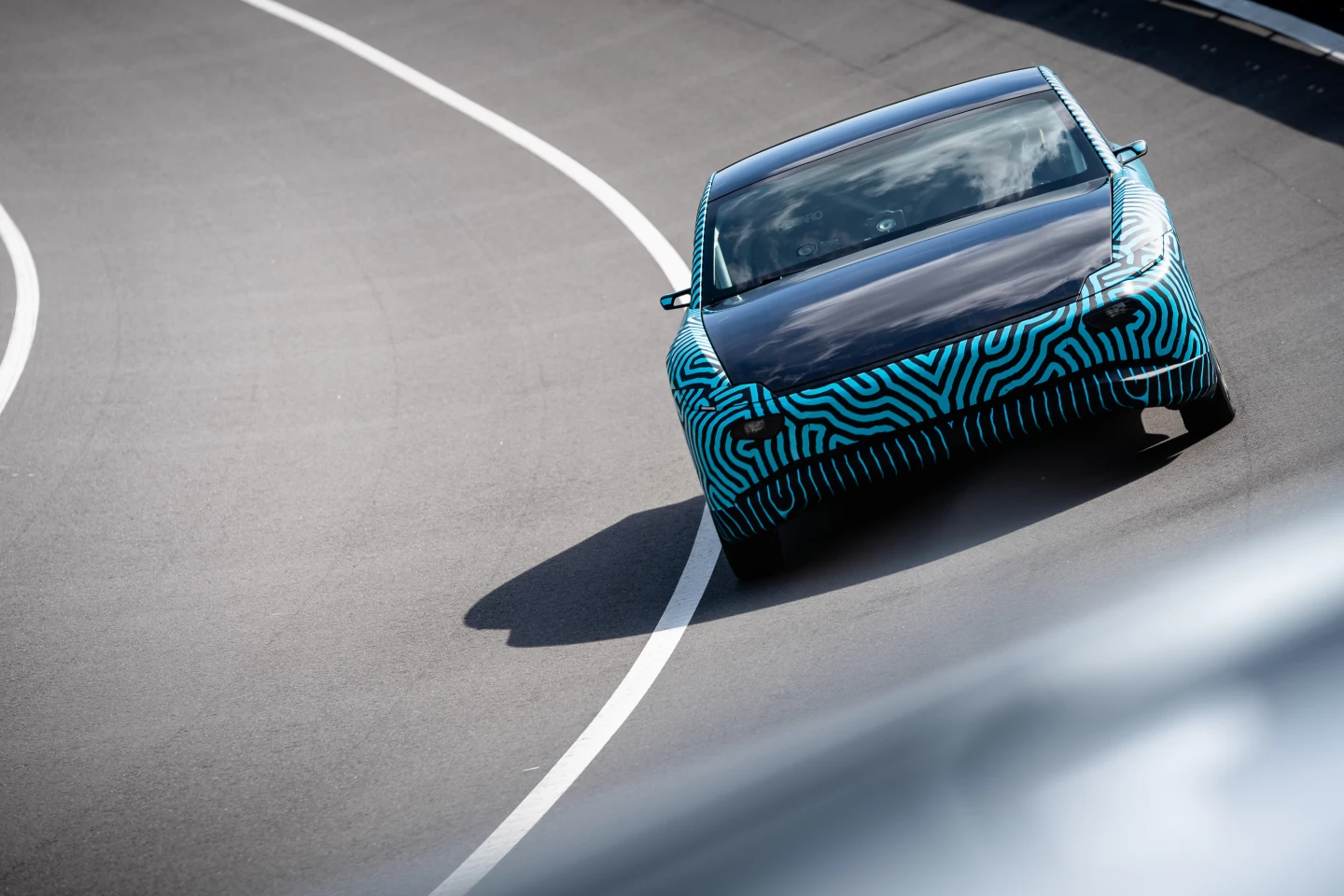 During the (almost) nine-hour test drive, the Lightyear One consumed 85 Wh/km, and its solar panels managed to contribute 3.45 kWh of energy