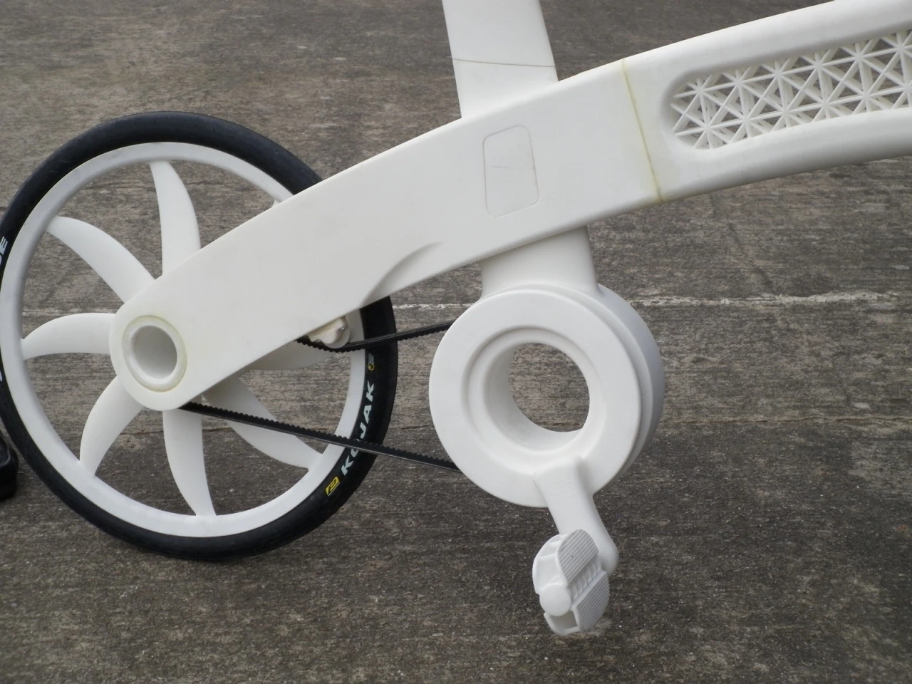 The Airbike benefits from a Kevlar belt drive system, integrated bearings encased in hubs and crank