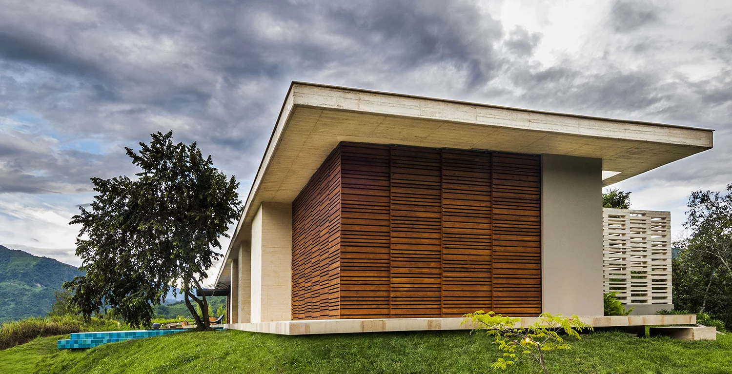 When required, hand-operated timber screens close off Casa 7A (Photo: David Uribe)