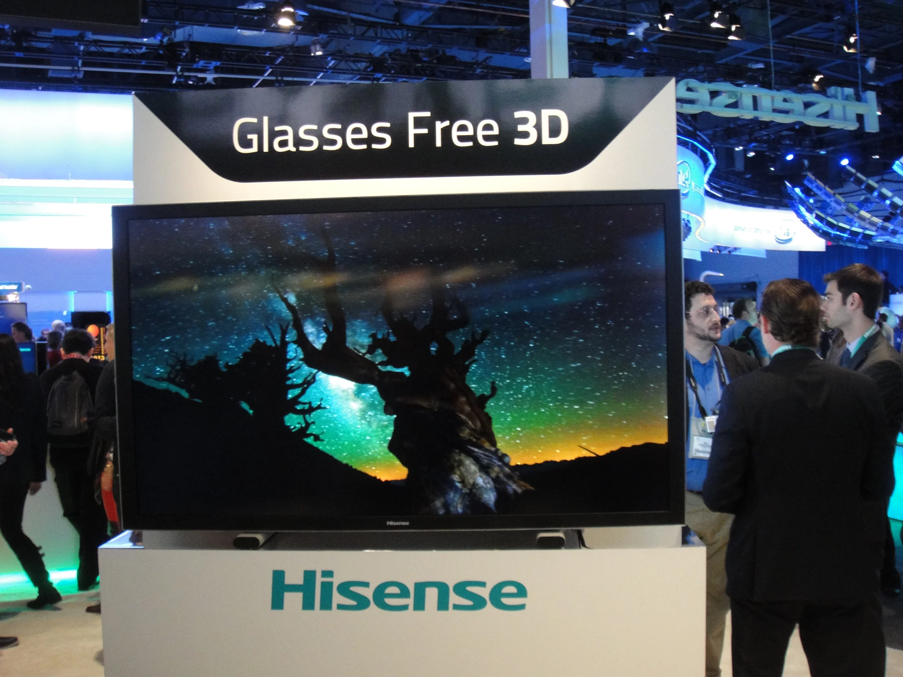 The UHD panel displays a 2160p resolution image by using a strong video engine that projects the content through a high-precision lenticular lens